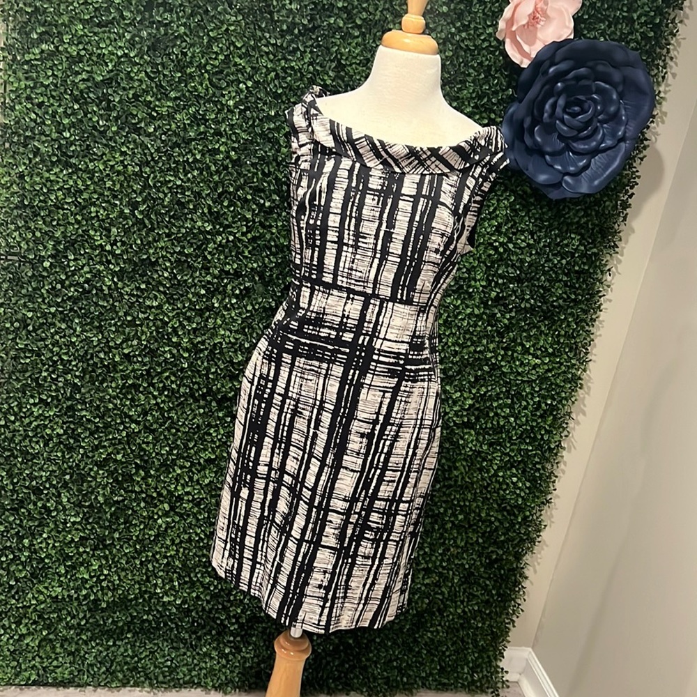 Ann Taylor black and white side zip dress